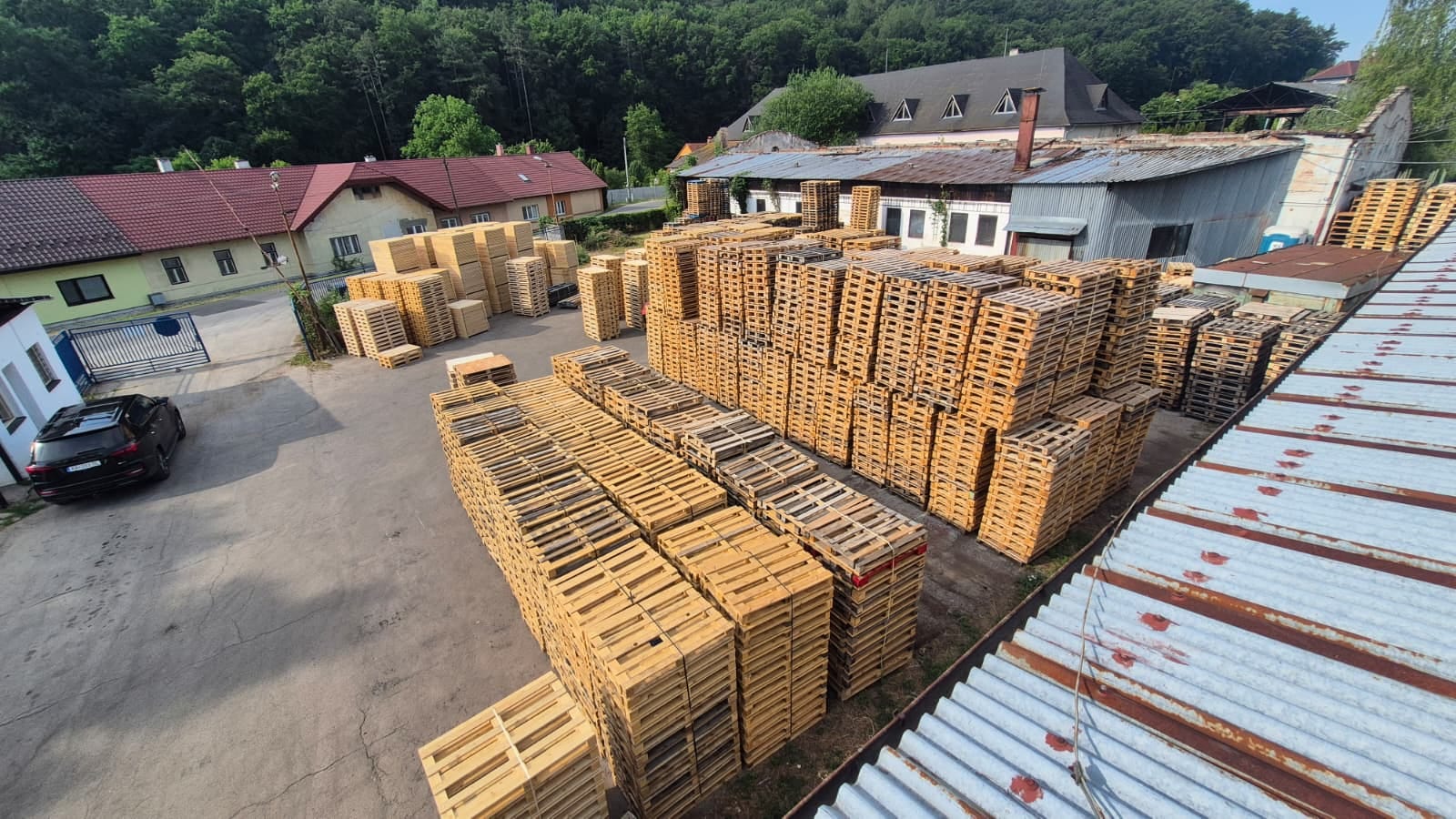 Dvůr MMLES s paletami, pohled shora