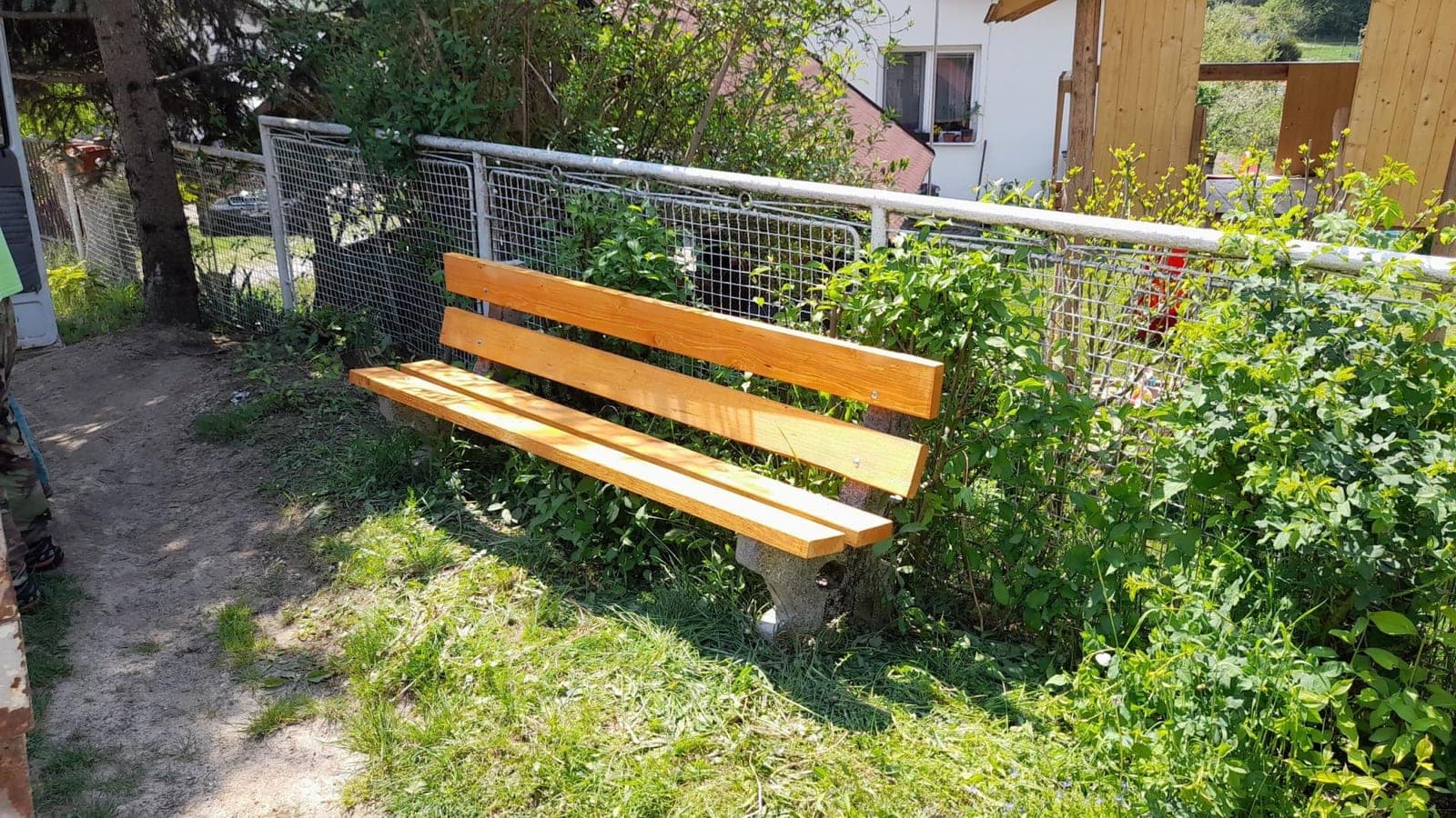 Opravená lavička u plotu v Krásné Vsi